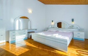 3 bedrooms, travel crib, free WiFi, bed sheets - Beautiful apartment in Podstrana (Podstrana)