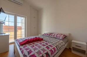 2 dormitoris, un bressol de viatge, wifi gratuïta i roba de llit 