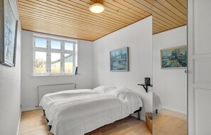 6 bedrooms, travel cot, free WiFi - Cozy home in Struer with kitchen (Struer)