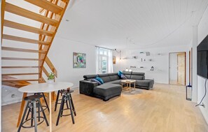 Smart TV, table football - Cozy home in Struer with kitchen (Struer)
