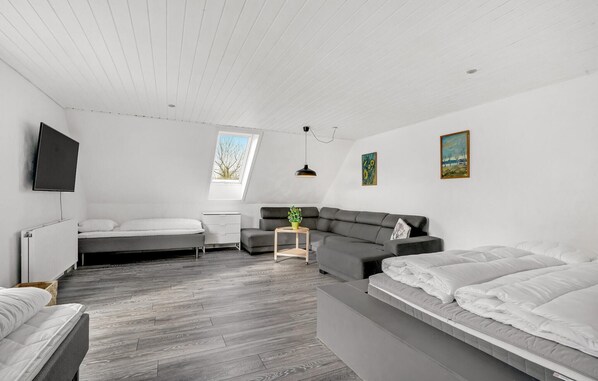 6 bedrooms, travel cot, free WiFi