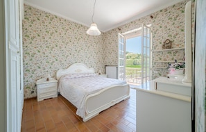 5 bedrooms, travel cot, free WiFi, bed sheets