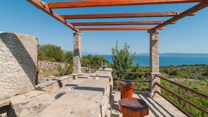 A stone structure with a wooden pergola overlooking a scenic view. - Pet friendly home in Selca (Selca)