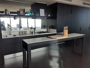 Apartment (Top Floor Stunning Views) | Dapur peribadi | Peti sejuk/penyejuk beku saiz penuh, ketuhar gelombang mikro, ketuhar 