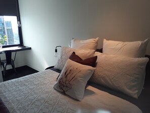 Apartament (Top Floor Stunning Views) | 2 dormitoris, mobiliari individual, escriptori i cortines opaques 