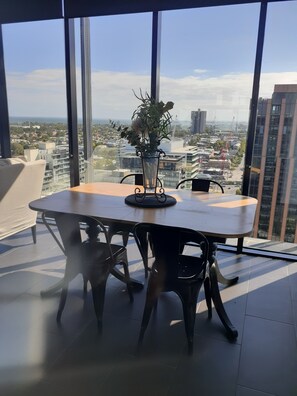 Apartament (Top Floor Stunning Views) | Menjador