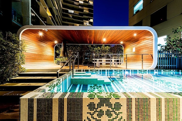 Una piscina al aire libre