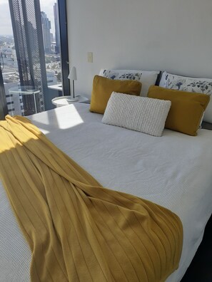 2 habitaciones, muebles diferentes, escritorio y cortinas blackout 