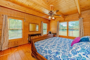 4 bedrooms, desk, iron/ironing board, free WiFi