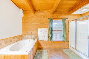 Dusche, Whirlpool, Haartrockner, Handtücher