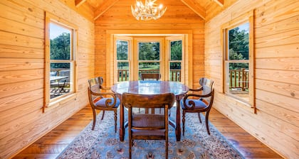 Large Farm House sleeps 10+ and 15 Minutes from Charlotte City Center