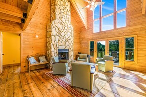 Interior - Large Farm House sleeps 10+ and 15 Minutes from Charlotte City Center (Huntersville)