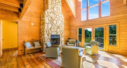 Large Farm House sleeps 10+ and 15 Minutes from Charlotte City Center