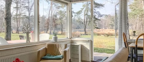 Una televisión, un reproductor de DVD