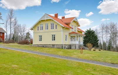 5 bedroom beautiful home in Juskog Husa