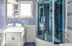Shower, hair dryer - Amazing home in Postira (Postira)