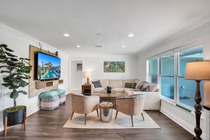 Smart TV - Luxurious 4 Bedroom Waterfront Retreat (Pompano Beach)