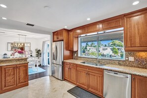Fridge, microwave, oven, stovetop - Luxurious 4 Bedroom Waterfront Retreat (Pompano Beach)