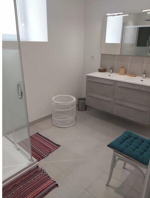 Dusche, Haartrockner, Handtücher, Toilettenpapier