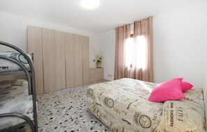 2 habitaciones, tabla de planchar con plancha y cuna de viaje