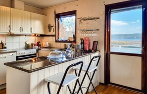 Fridge, oven, stovetop, dishwasher - Amazing home in Klövedal with kitchen (Klövedal)