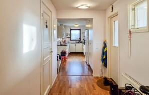 Fridge, microwave, oven, stovetop - Amazing home in Klövedal with kitchen (Klövedal)