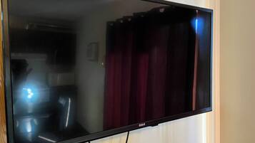 Un televisore a schermo piatto montato a parete.