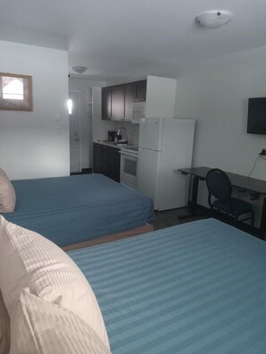 Classic Double Room | Living area | 32-inch LED TV with cable channels, TV - Mountain View Motel (Smithers)
