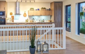 Kjøleskap, ovn, kokeplater og oppvaskmaskin