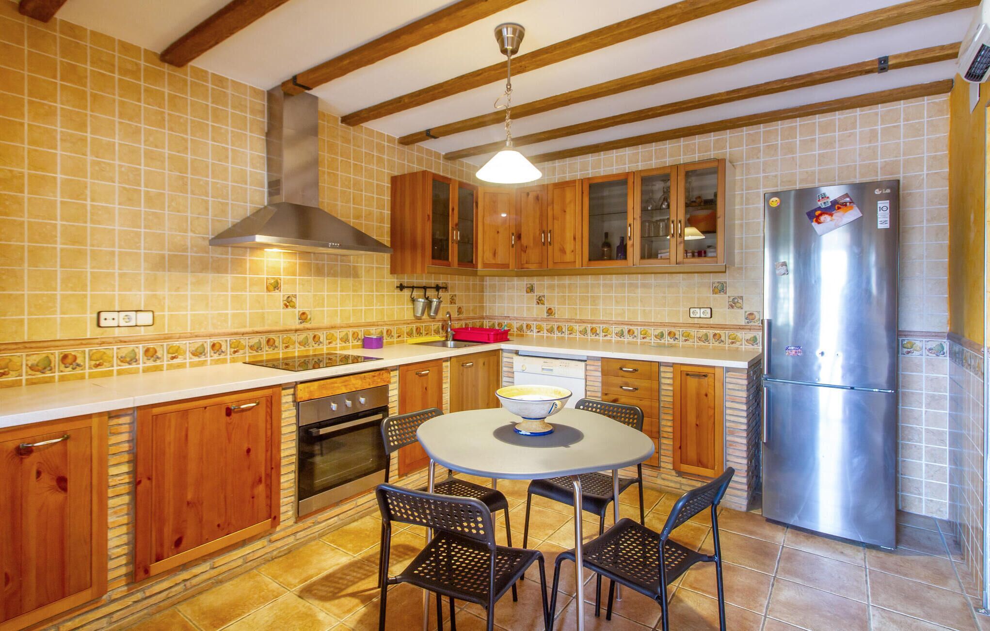 Een koelkast, een oven, een kookplaat, een vaatwasser