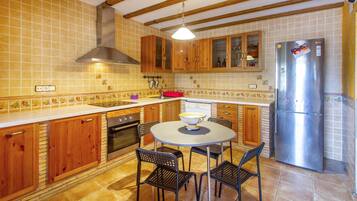 Een koelkast, een oven, een kookplaat, een vaatwasser