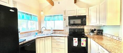 Een koelkast, een microgolfoven, een oven, een kookplaat