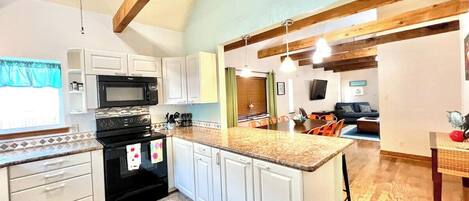 Frigorífico, microondas, horno y placa de cocina