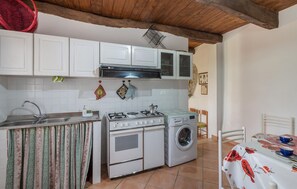 Fridge, stovetop