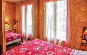 3 bedrooms, free WiFi, bed sheets