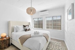 4 bedrooms, iron/ironing board, travel crib, WiFi - The Desert Nomad | Private Spa! by Colby & Conrad (Joshua Tree)