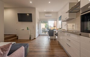 ثلاجة، غسالة أطباق، ماكينة لصنع القهوة/الشاي