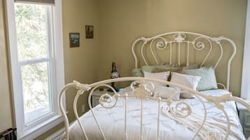 Chambre luxueuse double, 1 grand lit | Literie de qualité, couette en duvet, lit avec matelas à plateau-coussin