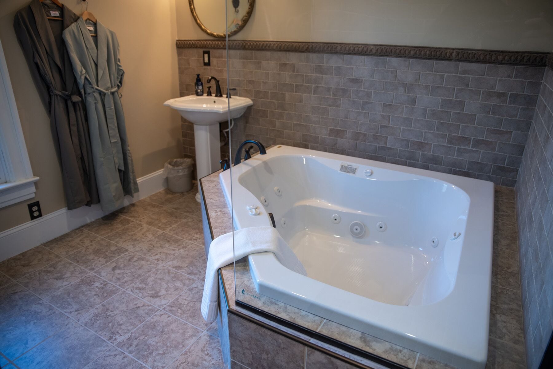 Chambre Double Luxe, 1 grand lit | Salle de bain | Baignoire et douche séparées, baignoire à jets, douche à « effet pluie »