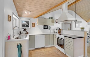 ثلاجة، موقد طهي مسطح، غسالة أطباق، ماكينة لصنع القهوة/الشاي