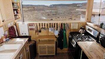 Oven, coffee/tea maker, cookware/dishes/utensils, spices