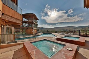 Piscine intérieure, piscine extérieure