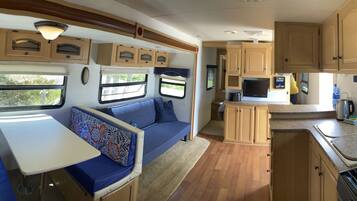 KylskÄp, mikrovÄgsugn, ugn och kaffe- och tebryggare