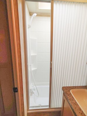 Ensemble douche/baignoire, sèche-cheveux, serviettes fournies