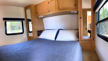 1 sovrum, skrivbord och sÀngklÀder