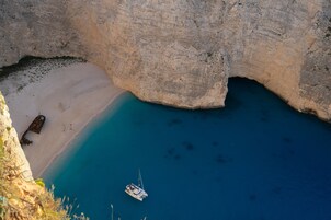 Una playa cerca, arena blanca