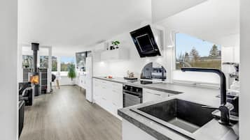 Jääkaappi, uuni, astianpesukone, kahvin-/teenkeitin