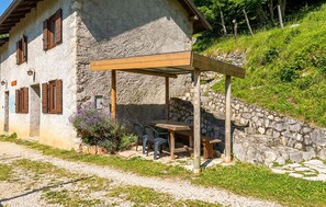 Outdoor dining - 2 bedroom nice home in Sovramonte (Sovramonte)