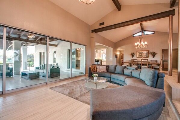 スマートテレビ、暖炉、テーブルサッカー台