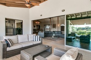 スマートテレビ、暖炉、テーブルサッカー台